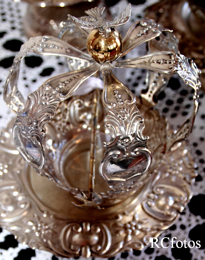 Coroa fechada e encimada por uma pomba (em prata) utilizada nas Festas do Divino em Tomar, Portugal